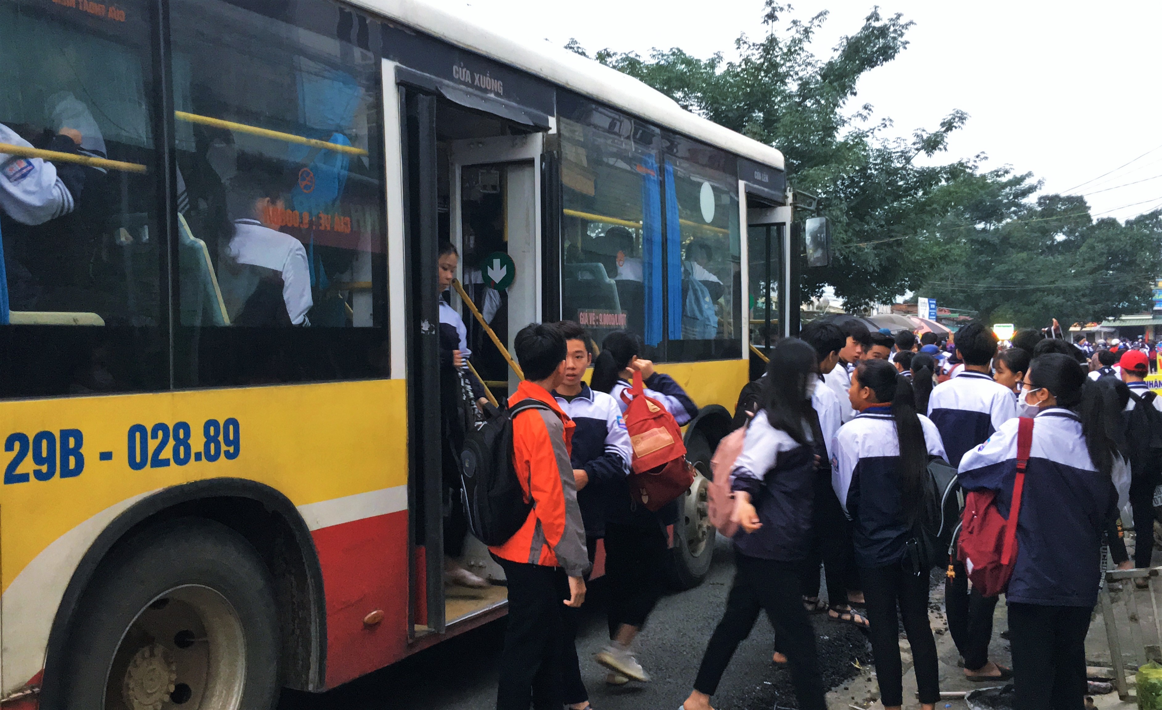 xe dua don hoc sinh cho gan 120 nguoi anh 1