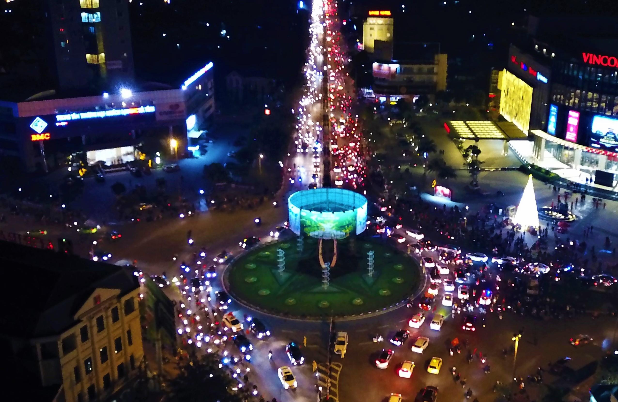 Dong nguoi kin duong sau chien thang cua U22 Viet Nam hinh anh