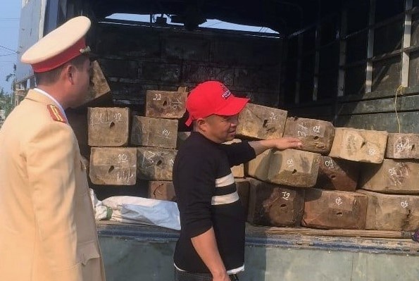 Tai xe cho go lau bo chay khi thay cong an hinh anh