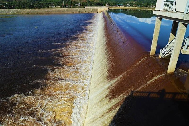 Nuoc dap thuy loi Ngan Truoi lai doi mau do duc hinh anh