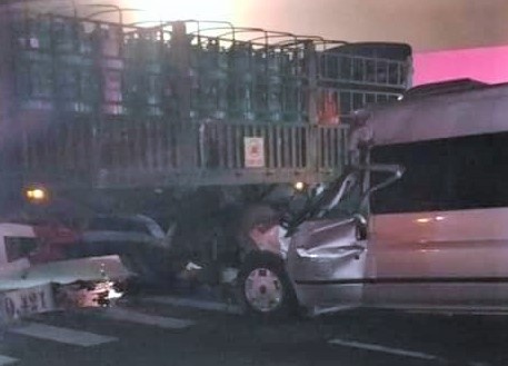 Tai xe tu vong trong cabin sau va cham voi oto tai cho gas hinh anh