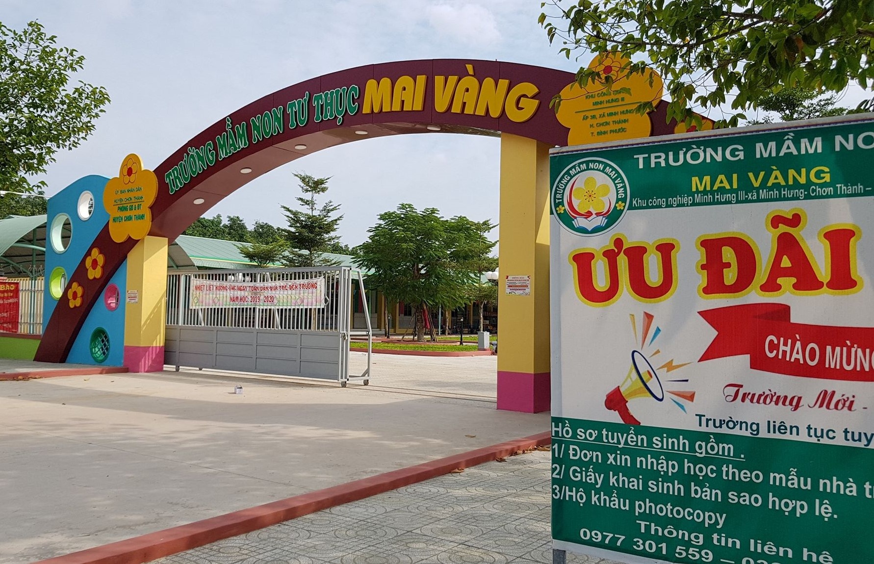 Nu giao vien bi buoc thoi viec vi dung vat nhon dam vao tay tre hinh anh