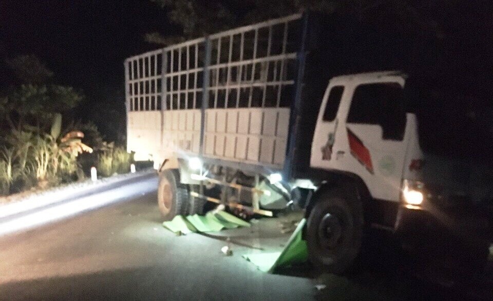 Oto tai tong 2 xe may, 3 thieu nien thiet mang hinh anh