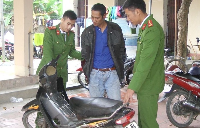 Ga trai di cuop xe om trong dem hinh anh