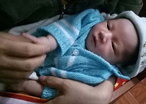 Be trai bi bo roi truoc cong nha dan cung la thu 'Me xin loi' hinh anh