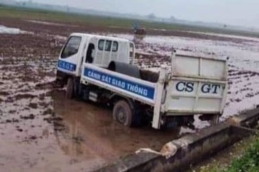 Bia chuyen xe CSGT lao xuong ruong khi truy duoi tai xe say xin hinh anh