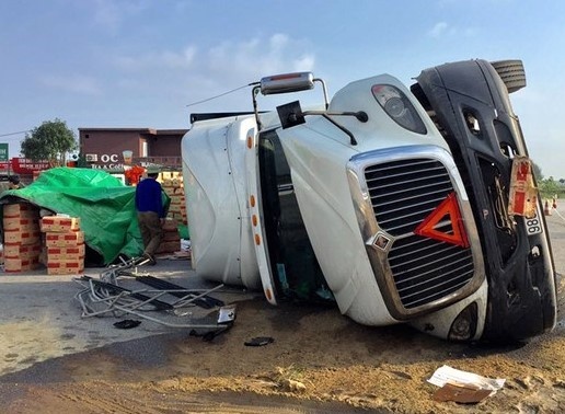 Lat xe container, tai xe may man thoat chet hinh anh