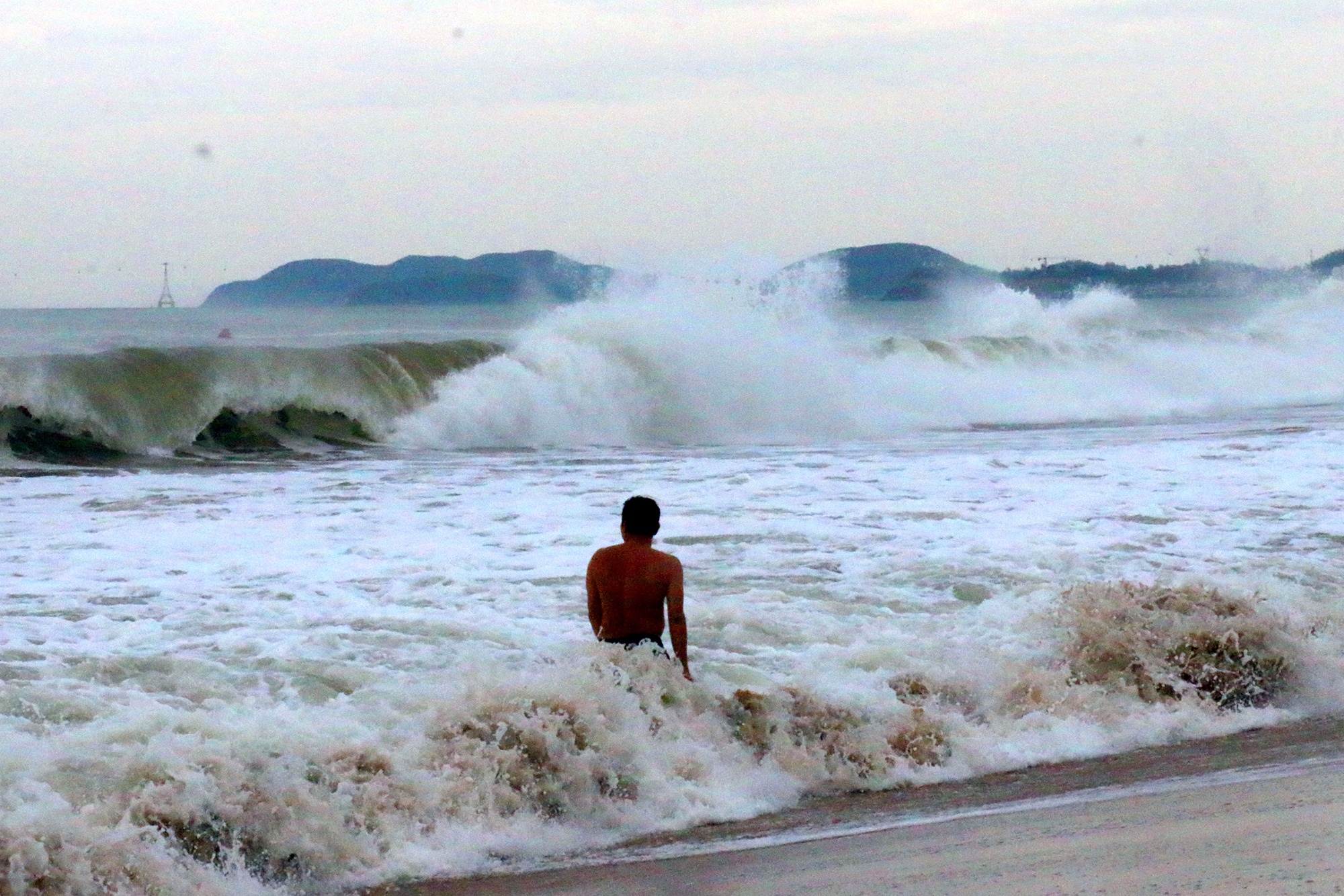 Hai nam sinh mat tich khi tam bien hinh anh