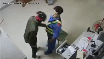 Nhan vien cay xang quat nga ten cuop co dao hinh anh