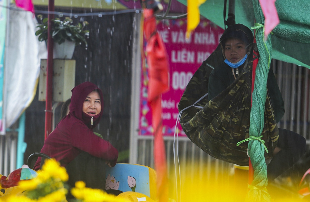Nguoi ban hoa Tet co ro ngong khach trong con mua tam ta hinh anh