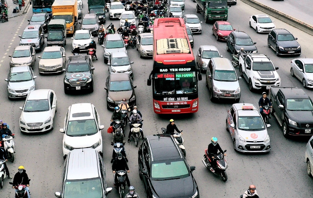 Hang nghin oto xep hang roi thu do ngay 28 Tet hinh anh