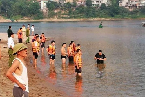 Thi the nam thanh nien noi tren song hinh anh