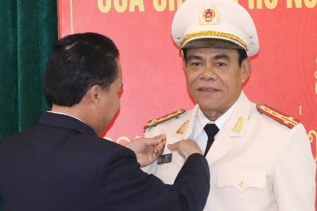 Giam doc Cong an Ha Tinh nhan huy chuong phat trien do Lao trao tang hinh anh