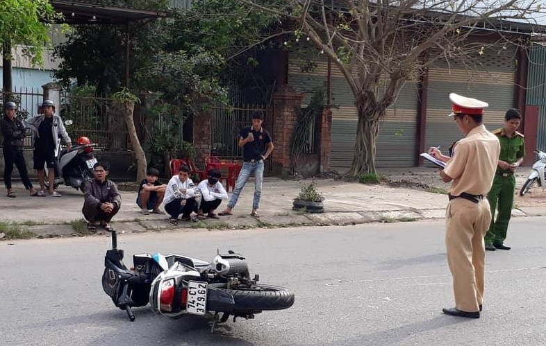 9X lai xe tong gay chan canh sat giao thong hinh anh