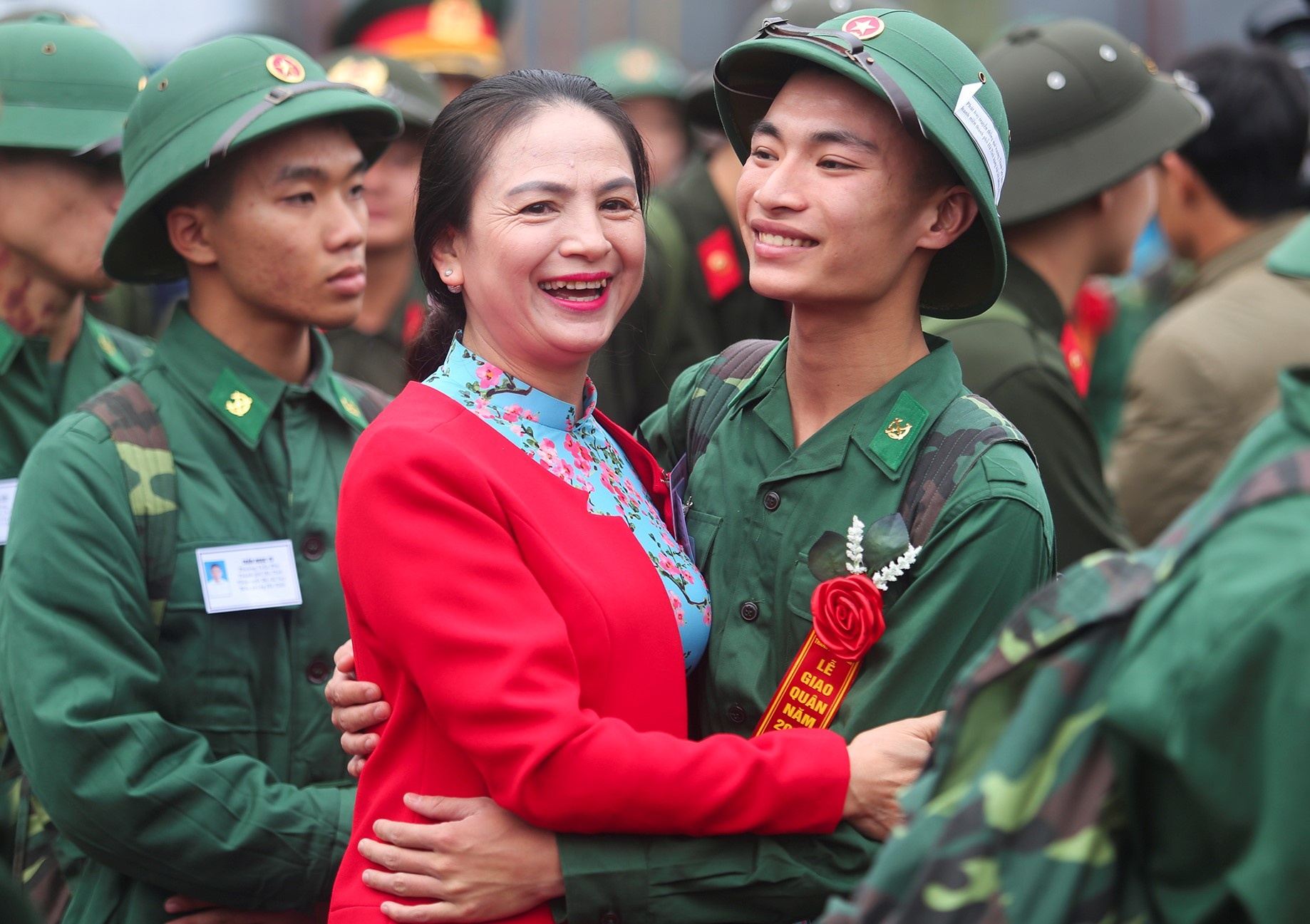 Tan binh rung rung om me ngay nhap ngu hinh anh