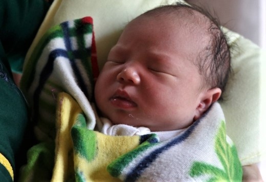 Be gai so sinh bi bo roi truoc nha dan hinh anh