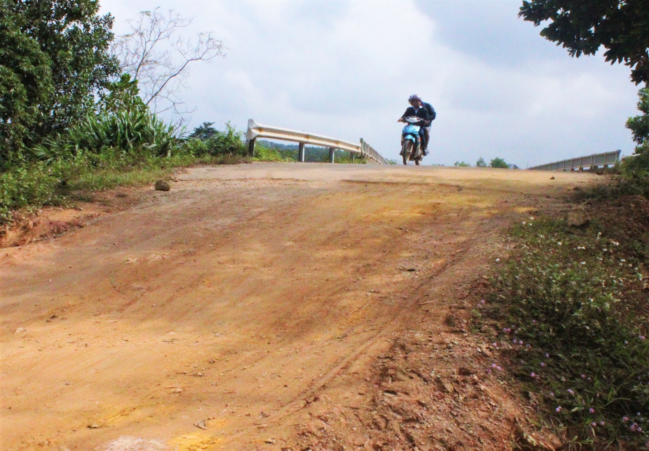 Cau 30 ty xay xong 6 nam khong co duong dan hinh anh