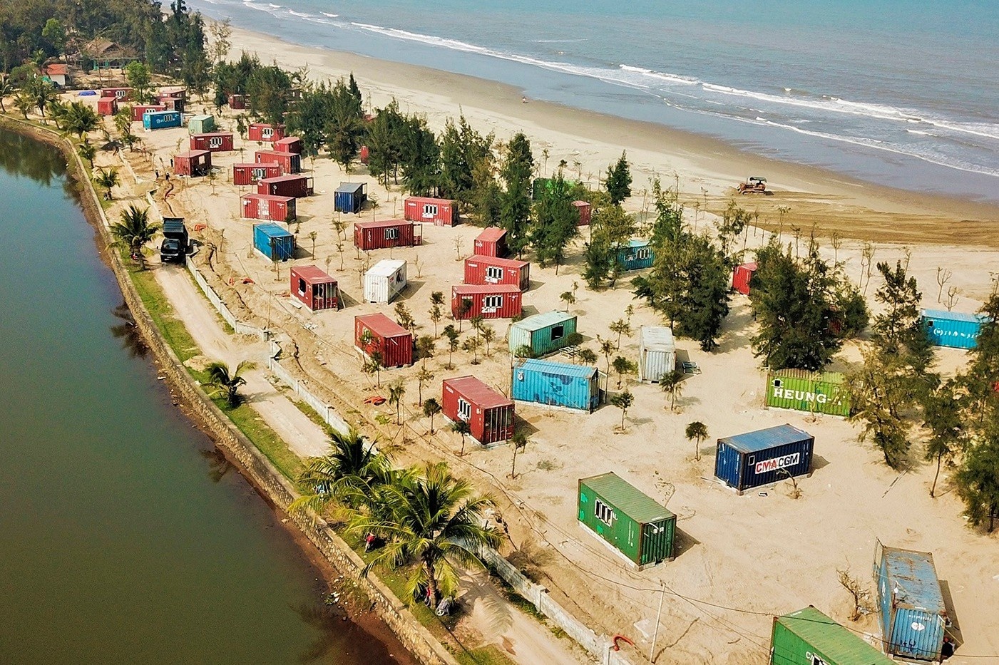 130 phong nghi container 'moc' giua rung phong ho ven bien hinh anh