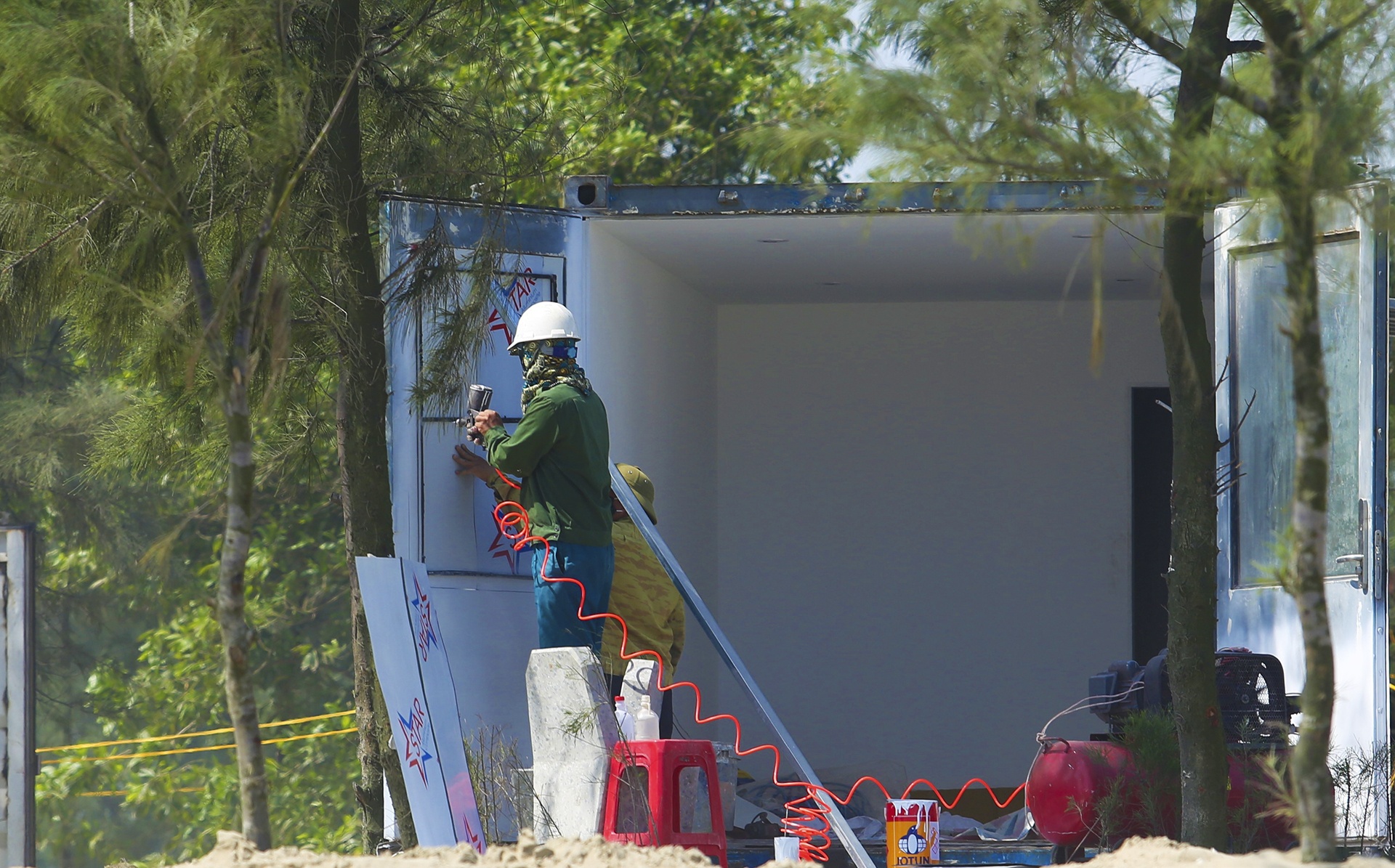 tram thung container giua rung phong ho anh 3