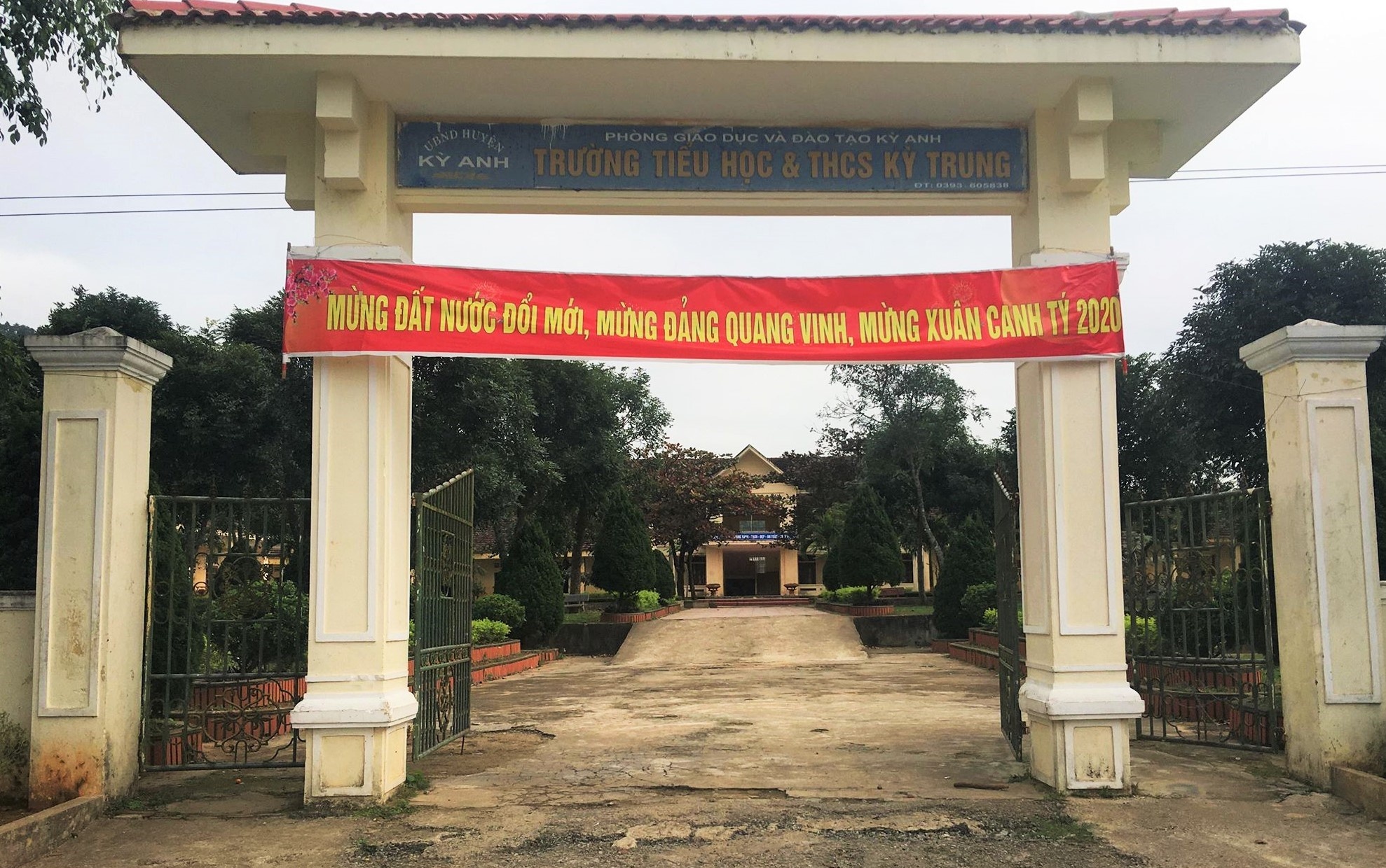 Bia dat truong hoc bi vo hieu truong mang cam co hinh anh