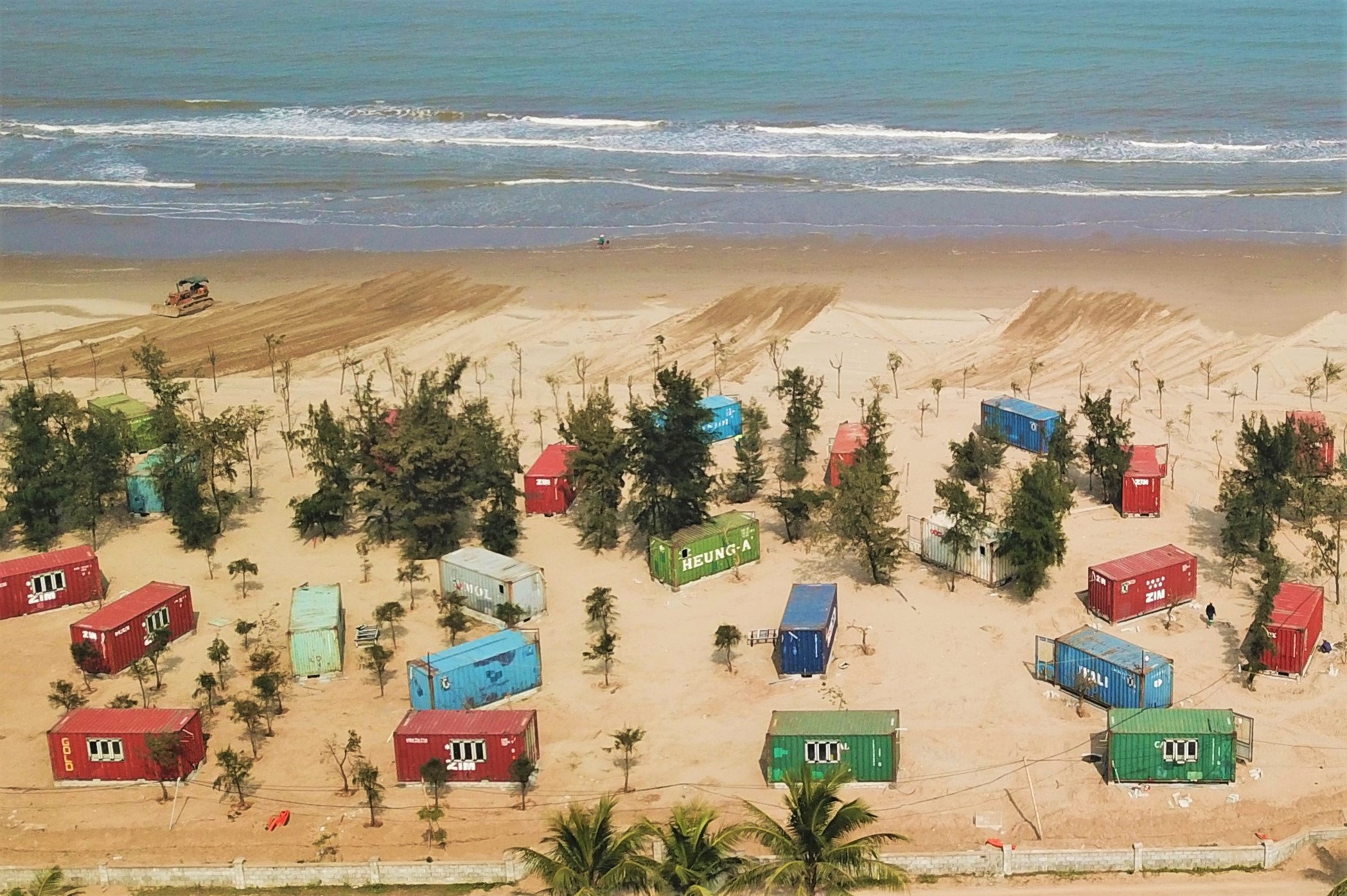 Doanh nghiep bi phat vi dat 130 phong nghi container len rung phong ho hinh anh