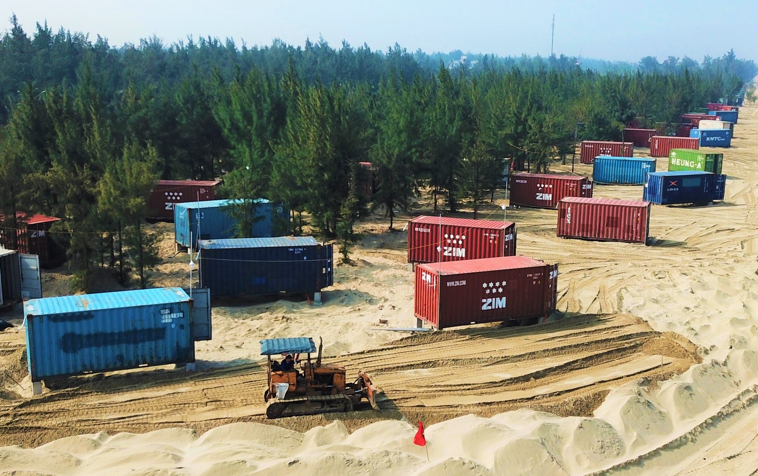 Chu dau tu len tieng viec 130 container 'moc' giua rung phong ho hinh anh