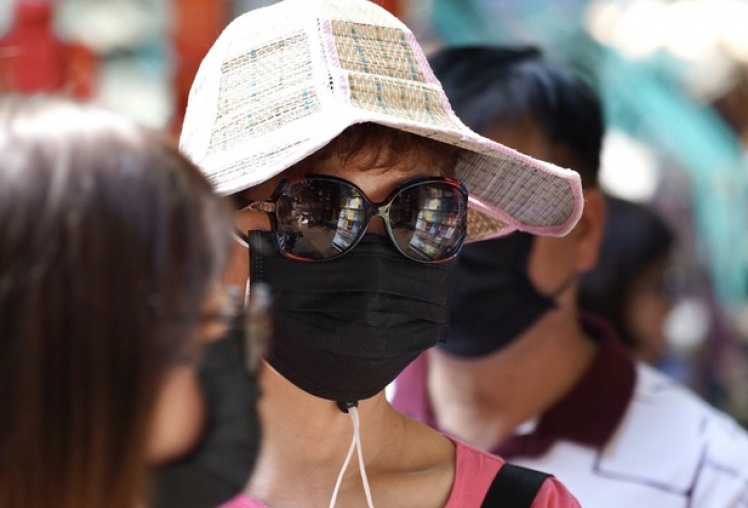 Chu tich phuong bi phe binh vi de co gai dang cach ly toi dam cuoi hinh anh