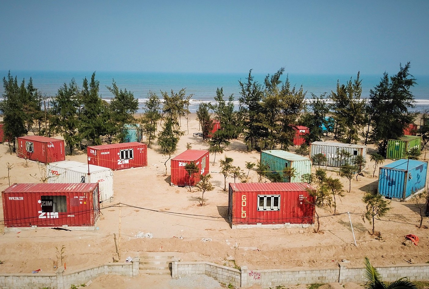 Phat doanh nghiep dat 130 container trong rung phong ho hinh anh