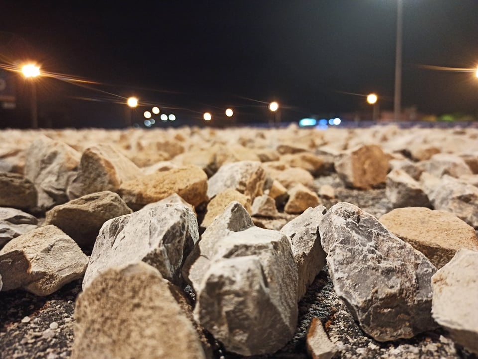 Oto tai lam roi da phu day mat duong quoc lo hinh anh