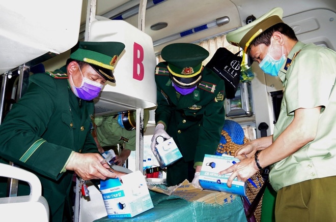 Cho thue 30.000 chiec khau trang qua bien gioi hinh anh