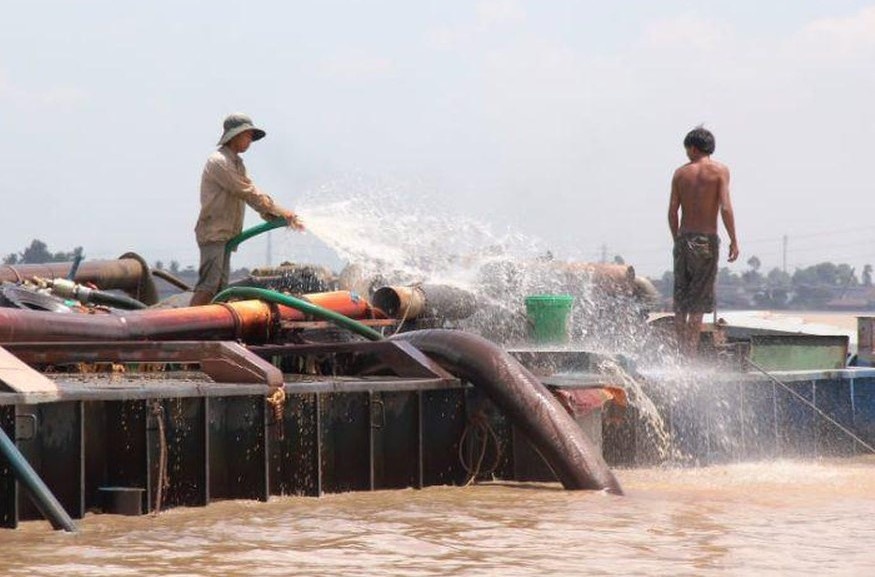 Dai uy cong an bi nhom khai thac cat danh roi xuong song hinh anh