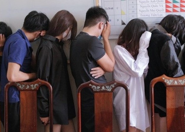11 thanh nien thue khach san mo tiec ma tuy hinh anh