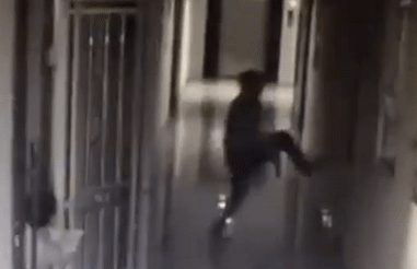 Thanh nien dap cua, chia vat giong sung vao can ho o TP Vinh hinh anh