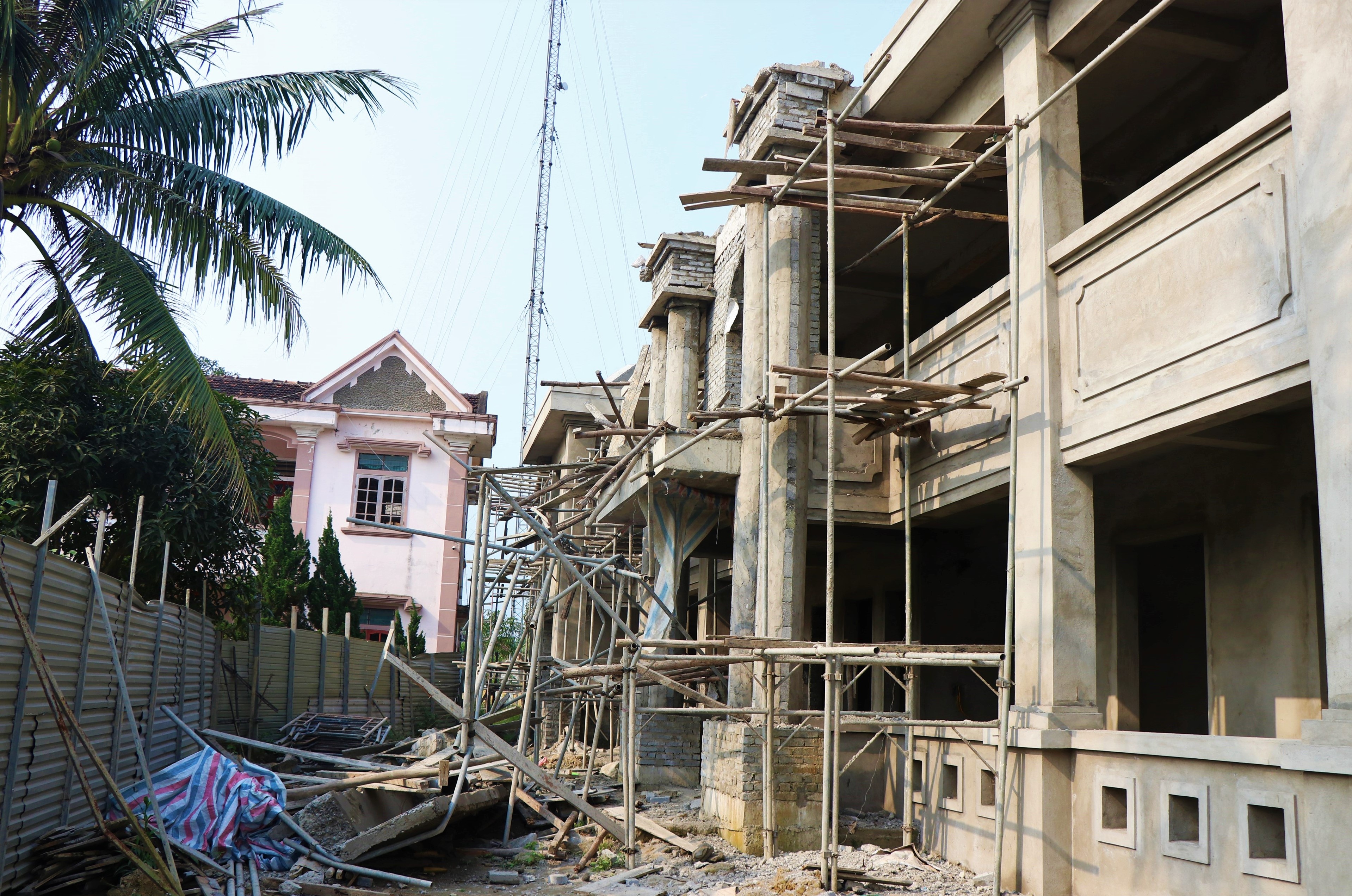 Sap gian giao tru so xa, 1 nguoi tu vong hinh anh