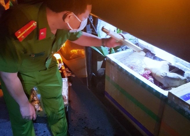 Xe khach cho 300 kg thit, noi tang boc mui hinh anh