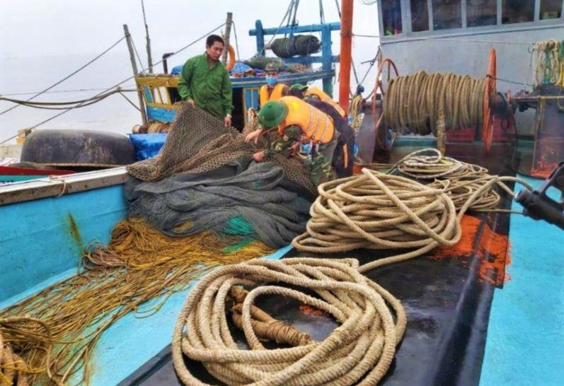 Bien phong no sung bat 2 tau gia cao tren bien hinh anh