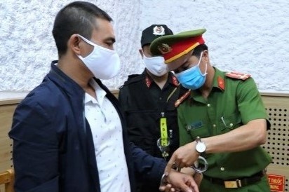 Bat giam ke hanh hung dai uy cong an roi xuong song hinh anh