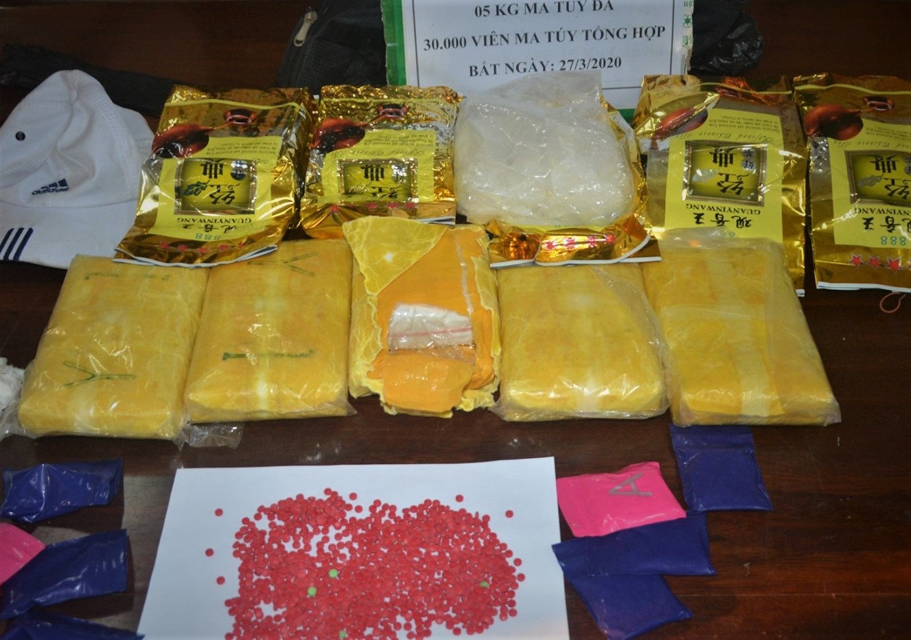 Thanh nien giau 5 kg ma tuy trong ba lo hinh anh
