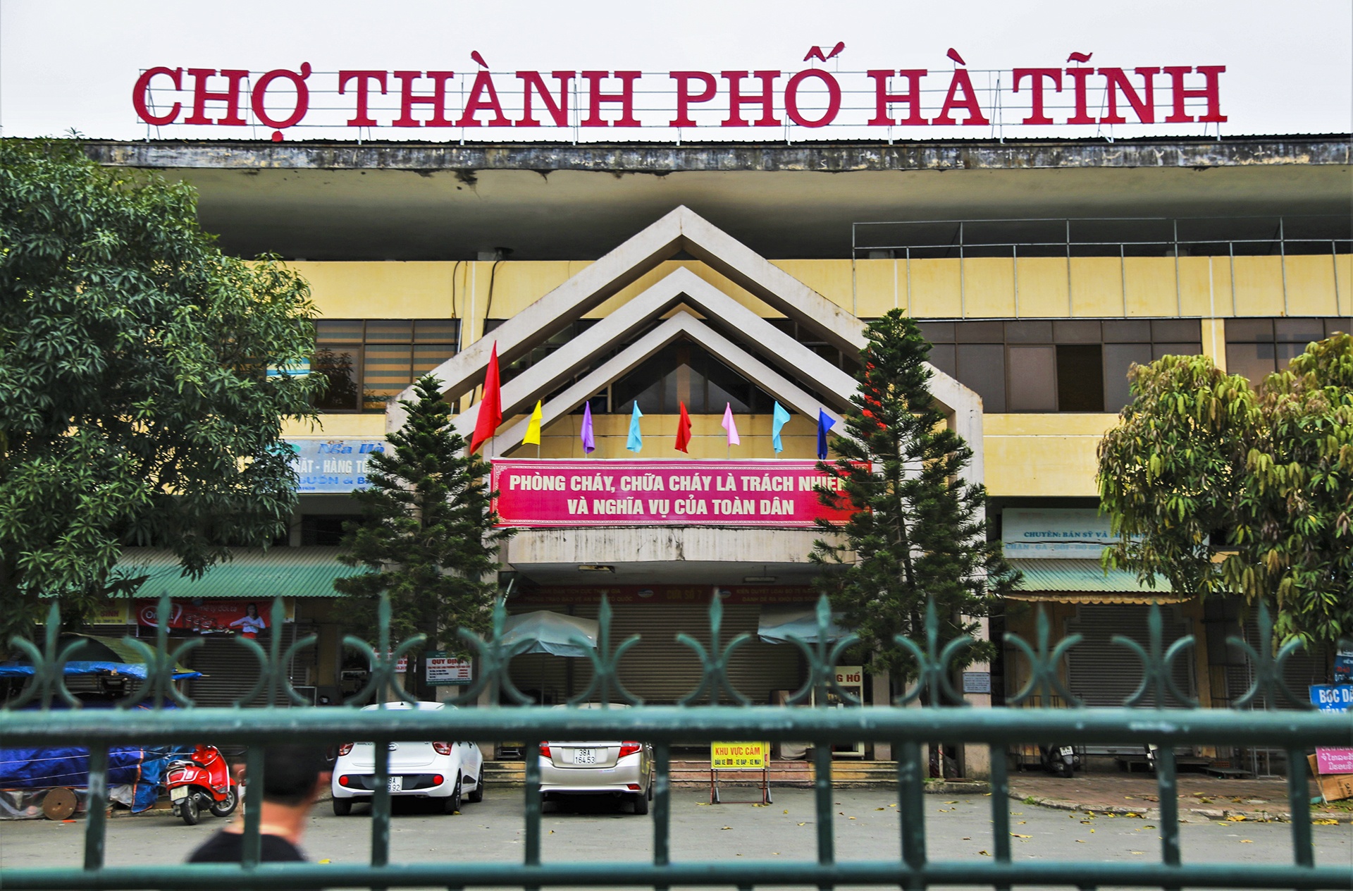 hang quan dong cua vi covid anh 1