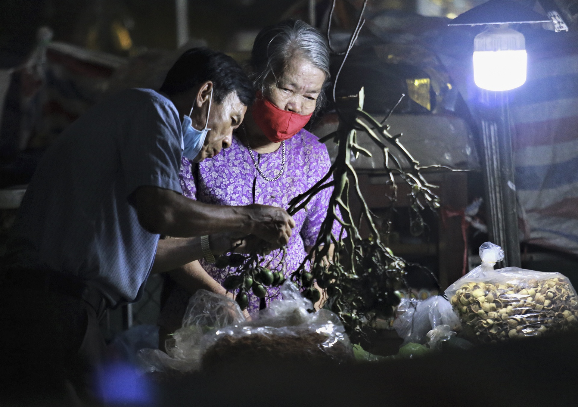 hang quan dong cua vi covid anh 9