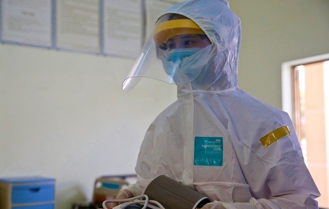 Thanh nien len di choi khi dang cach ly bi phat 200.000 dong hinh anh