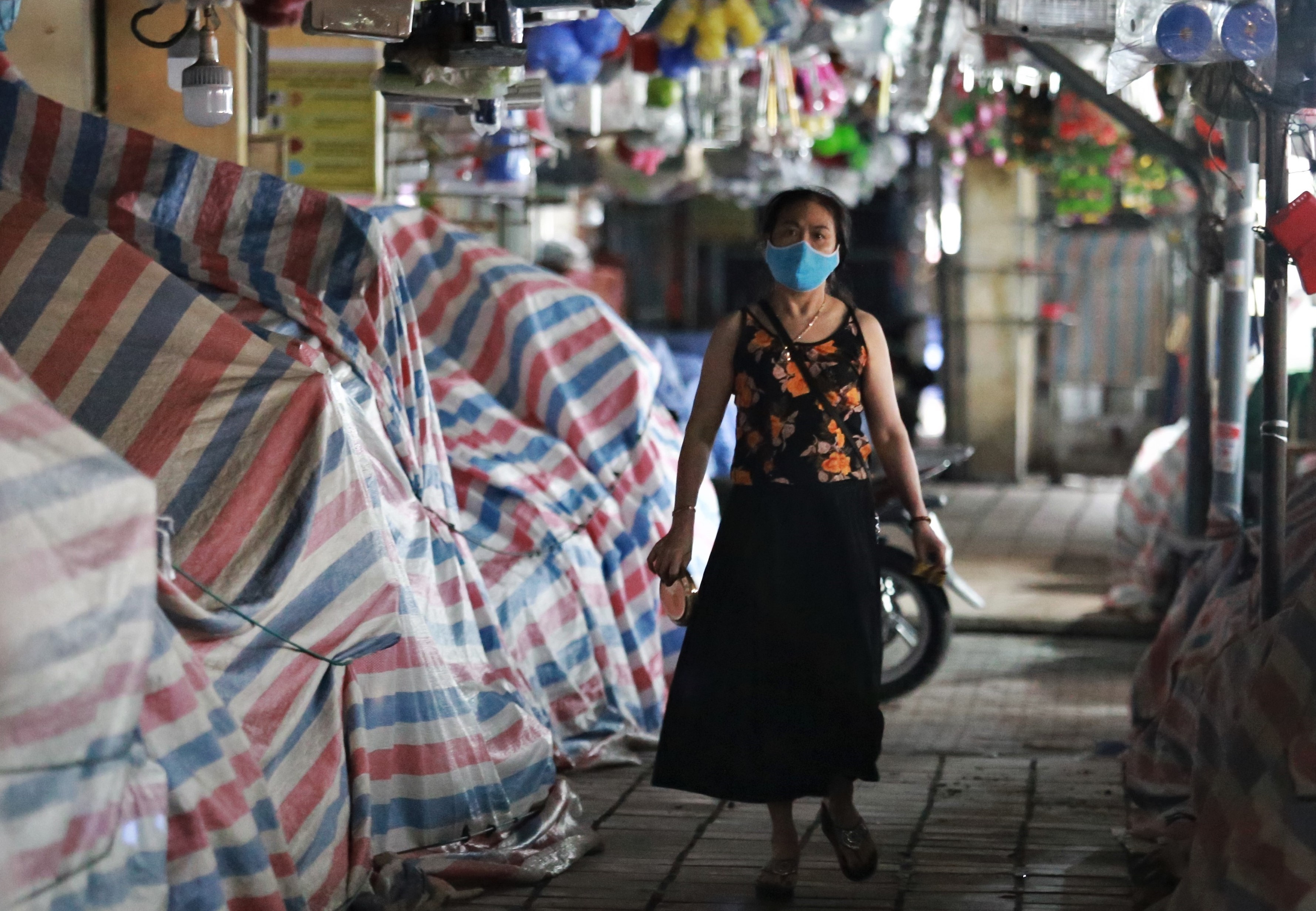 Dong hang quan, dung xe buyt phong dich hinh anh