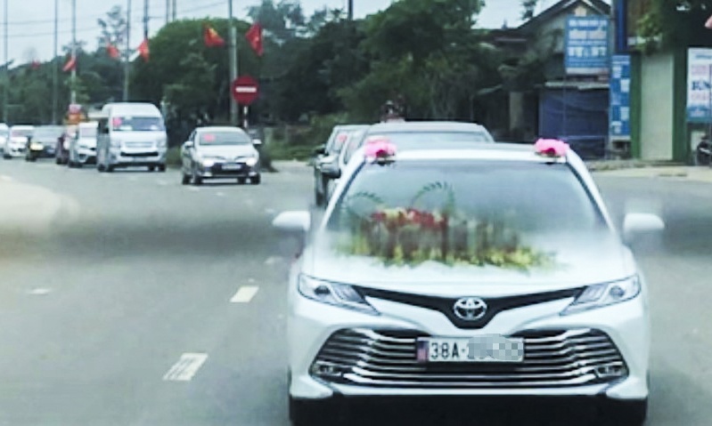 Tam dinh chi cong tac PGD benh vien lam dam cuoi cho con giua dich hinh anh