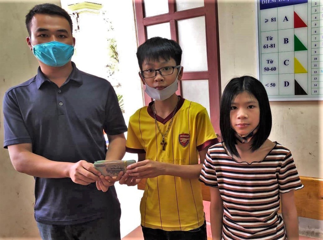 Nam sinh nhat duoc 50 trieu tim nguoi tra lai hinh anh