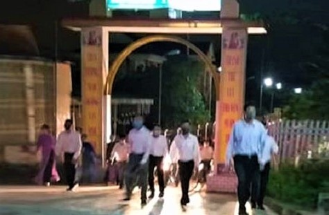 Hang tram nguoi di le nha tho o Ha Tinh trong dich Covid-19 hinh anh