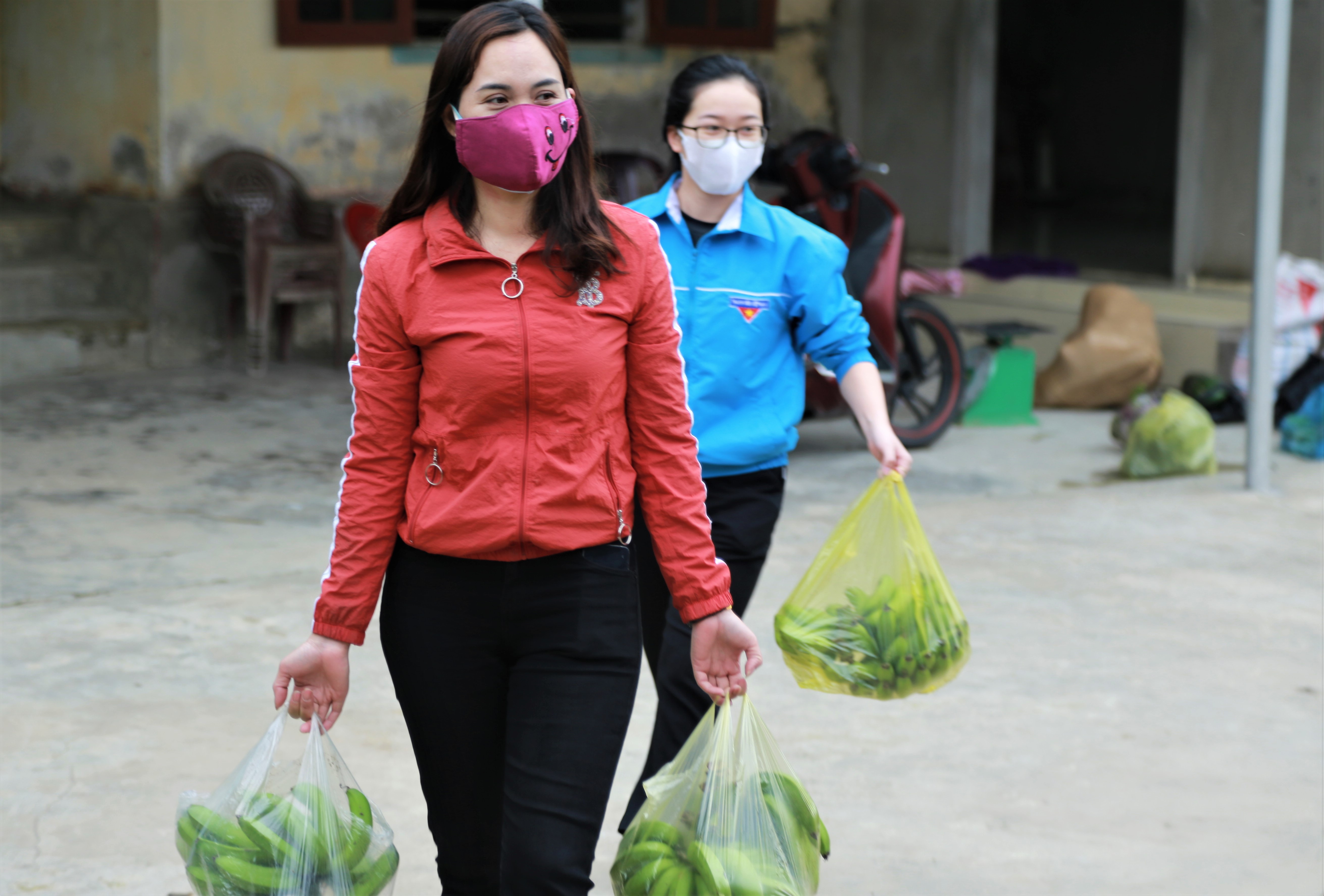 Giang vien ve thon gom nhu yeu pham tiep te cho 1.000 nguoi cach ly hinh anh