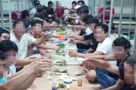 Nhom nguoi tu tap an uong trong khu cach ly bi phat 800.000 dong hinh anh