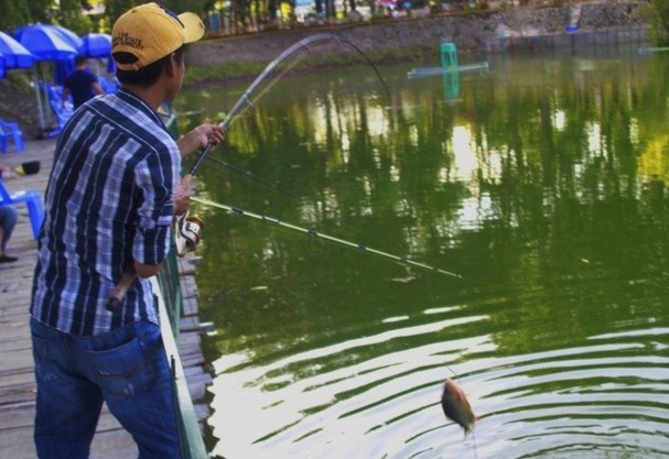 Bi phat 200.000 dong vi di cau ca khong deo khau trang hinh anh