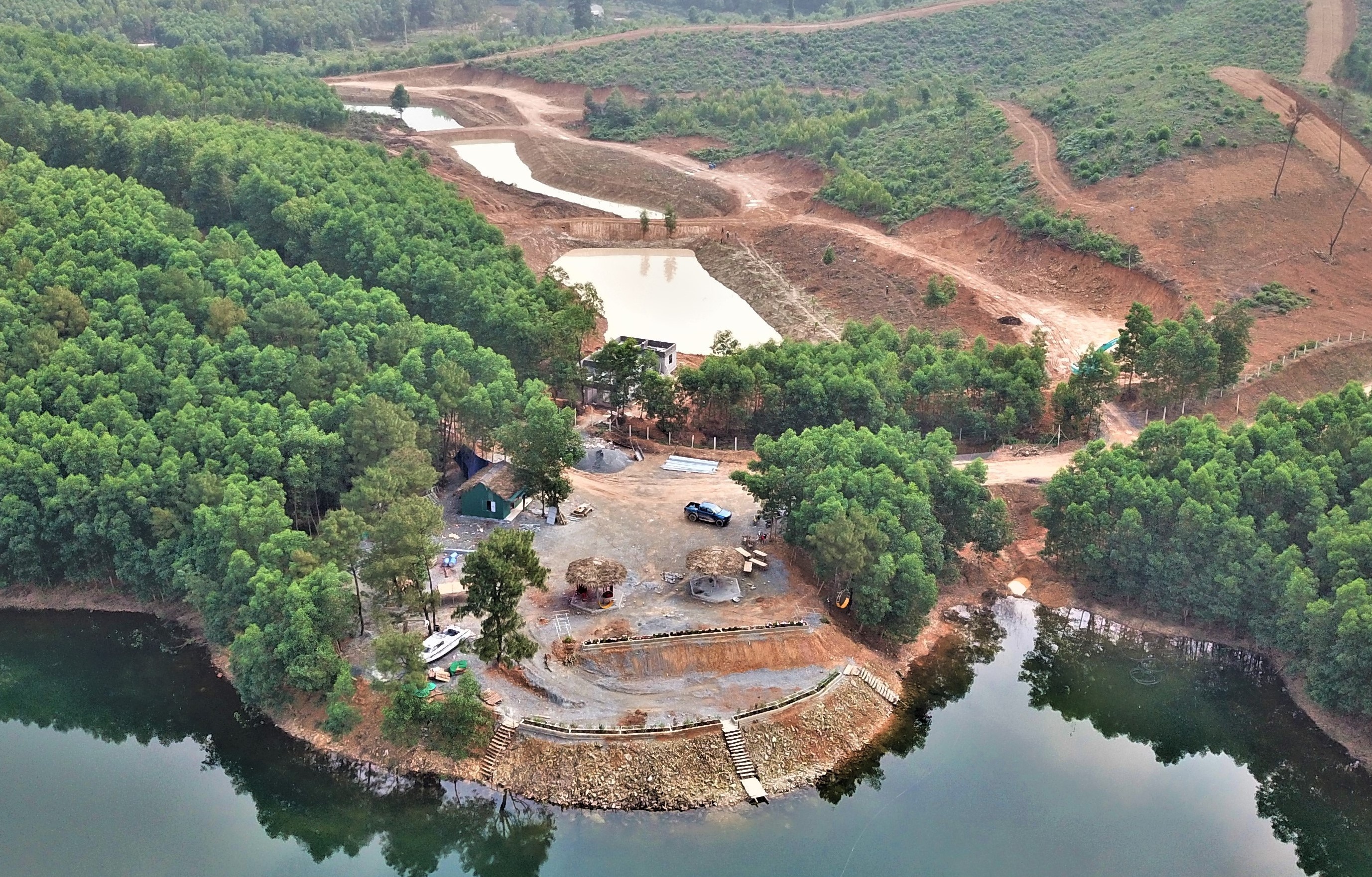 San doi, dao ao xay khu sinh thai 'chui' tren dat rung hinh anh