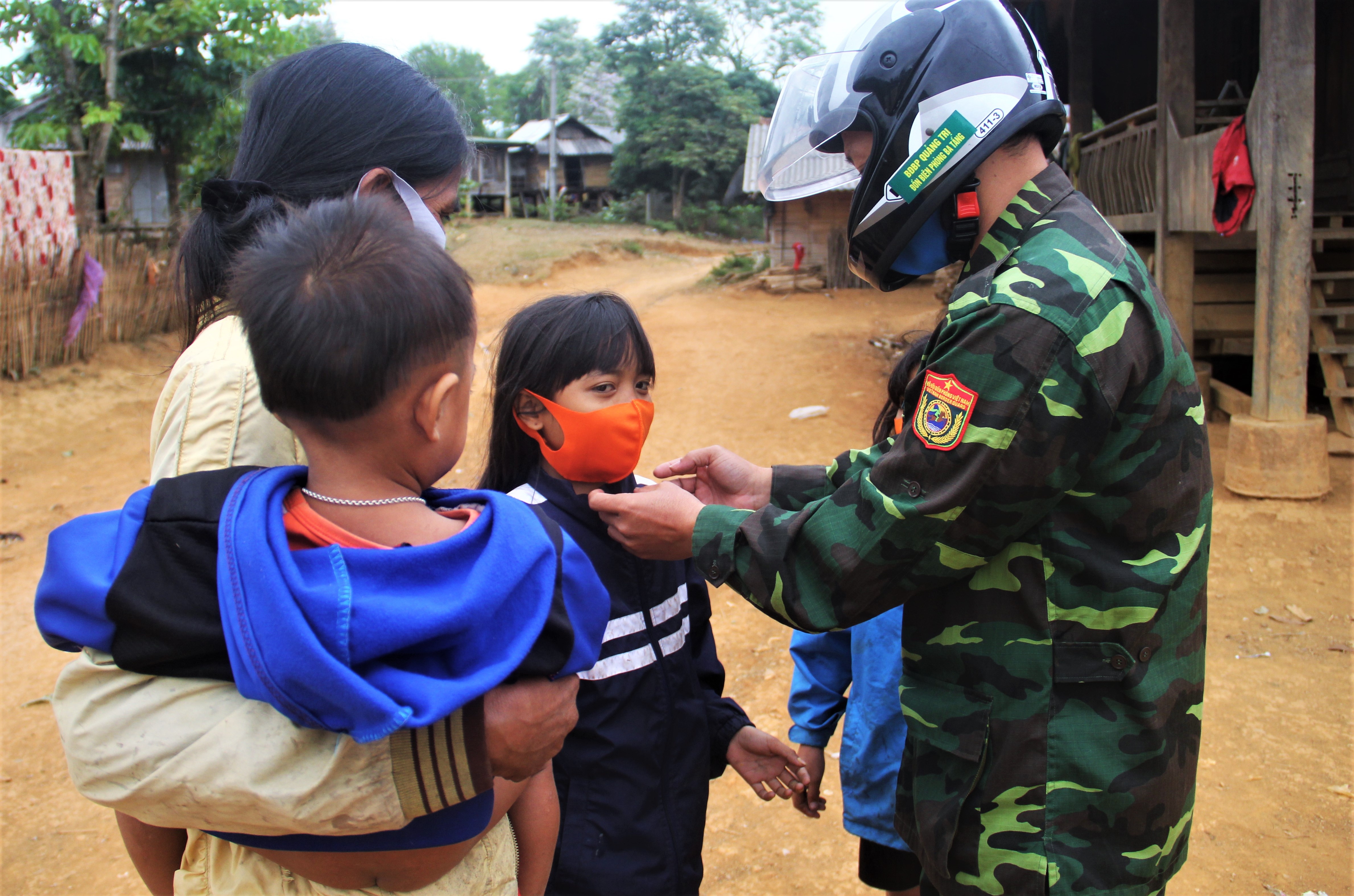 Bien phong 'go cua tung nha' phat khau trang phong dich hinh anh